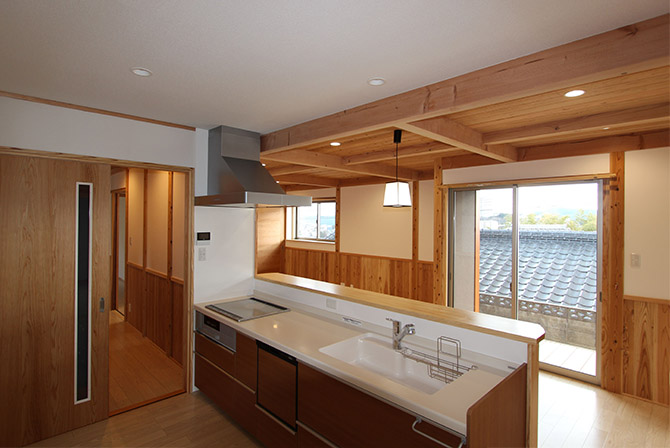 センターキッチンの現代和風住宅の写真6